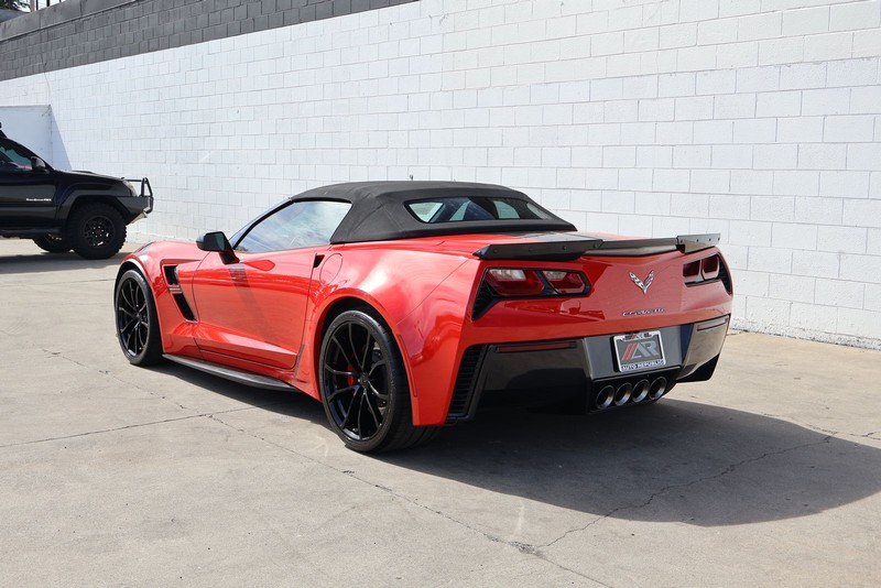 Chevrolet Corvette Vehicle Full-screen Gallery Image 09