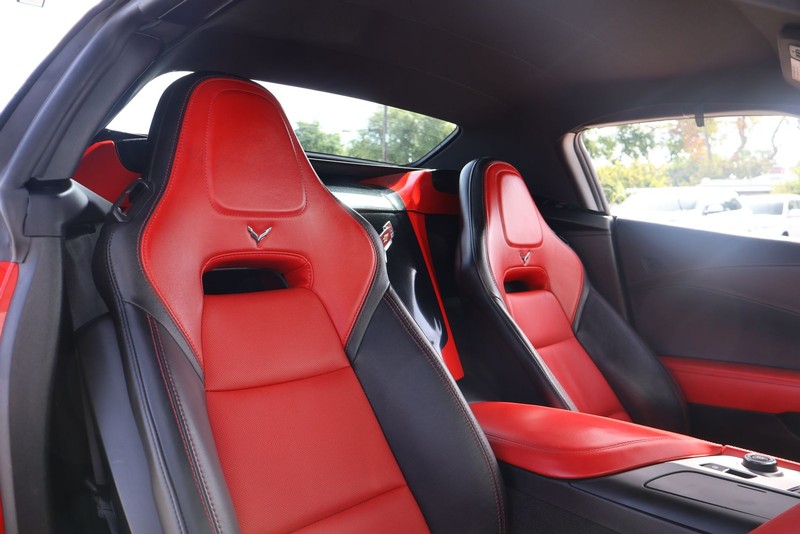 Chevrolet Corvette Vehicle Full-screen Gallery Image 21