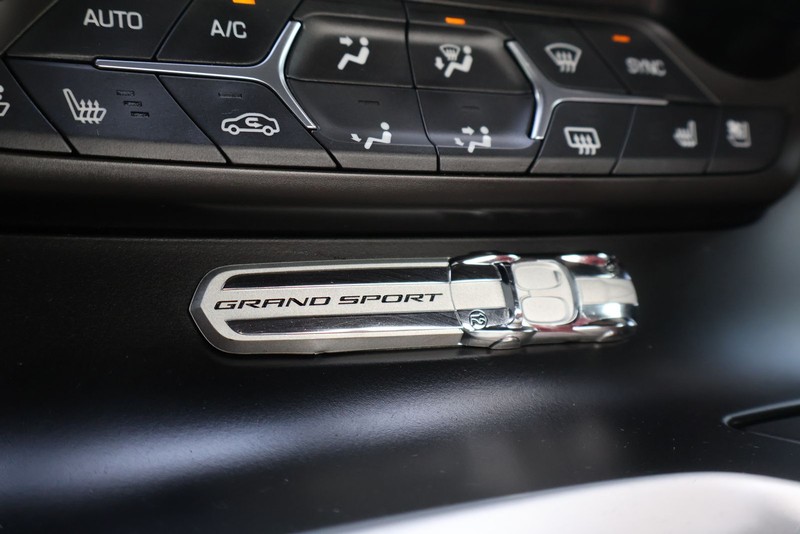 Chevrolet Corvette Vehicle Full-screen Gallery Image 33