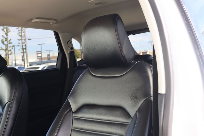 Ford Edge Vehicle Full-screen Gallery Image 18