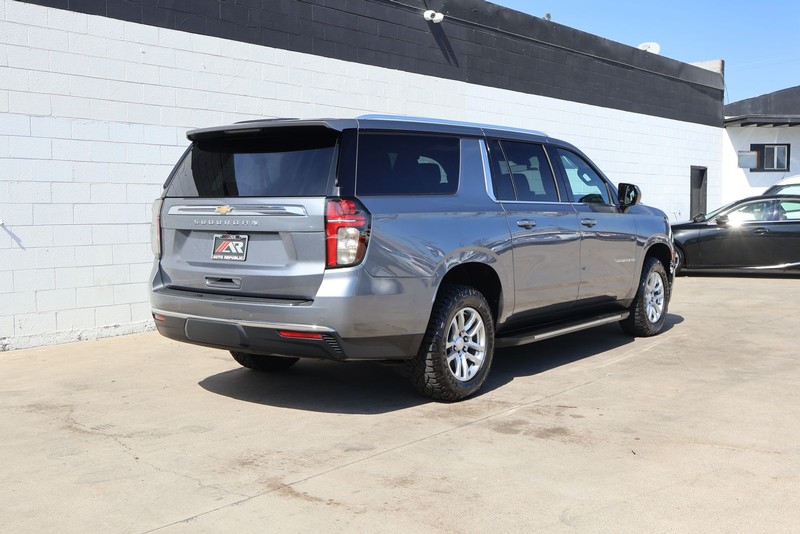 Chevrolet Suburban Vehicle Full-screen Gallery Image 05