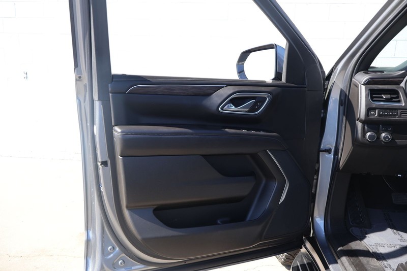 Chevrolet Suburban Vehicle Full-screen Gallery Image 14