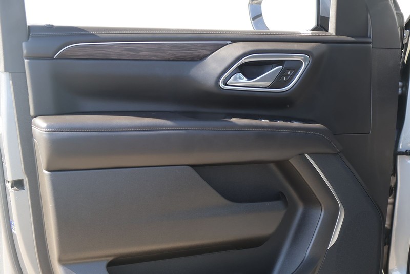 Chevrolet Suburban Vehicle Full-screen Gallery Image 15