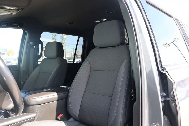 Chevrolet Suburban Vehicle Full-screen Gallery Image 17