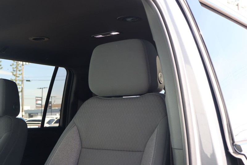 Chevrolet Suburban Vehicle Full-screen Gallery Image 18