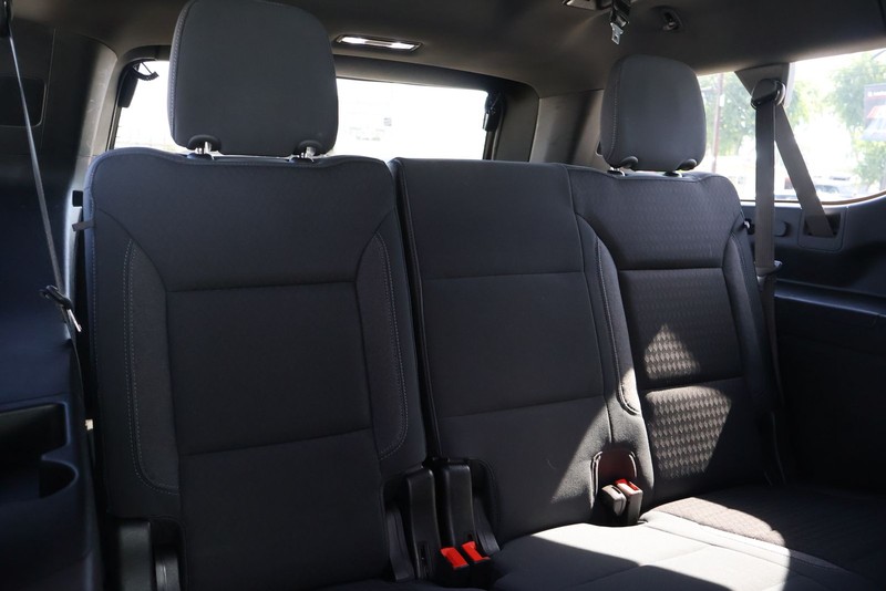 Chevrolet Suburban Vehicle Full-screen Gallery Image 22