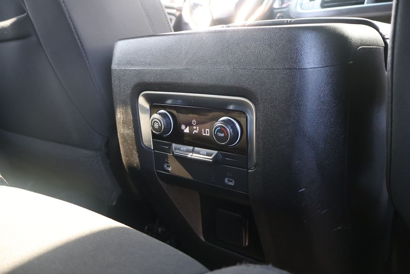 Chevrolet Suburban Vehicle Full-screen Gallery Image 23