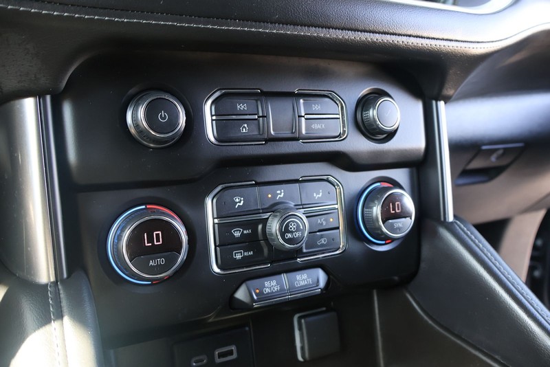 Chevrolet Suburban Vehicle Full-screen Gallery Image 30