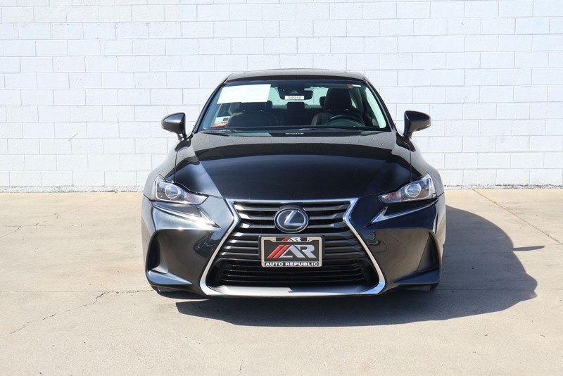 Lexus IS 300 Vehicle Full-screen Gallery Image 02