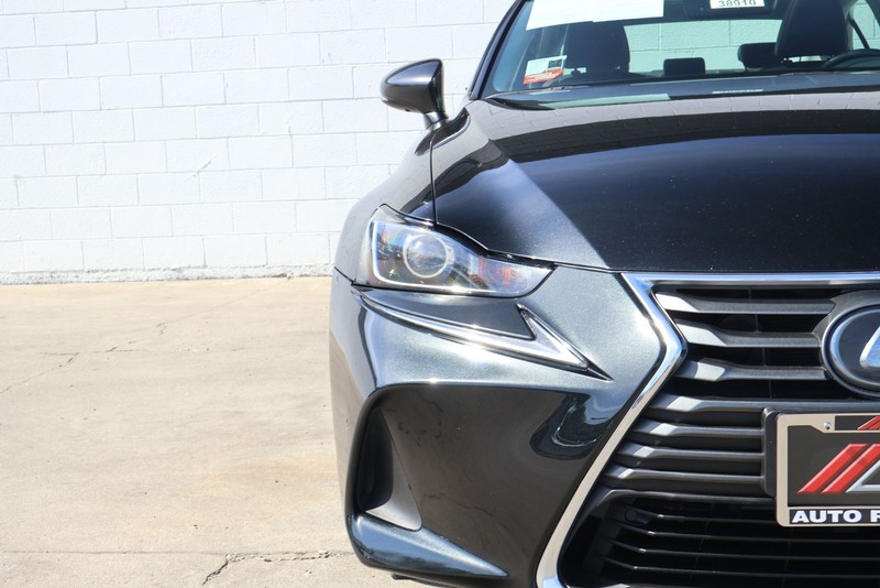 Lexus IS 300 Vehicle Full-screen Gallery Image 03