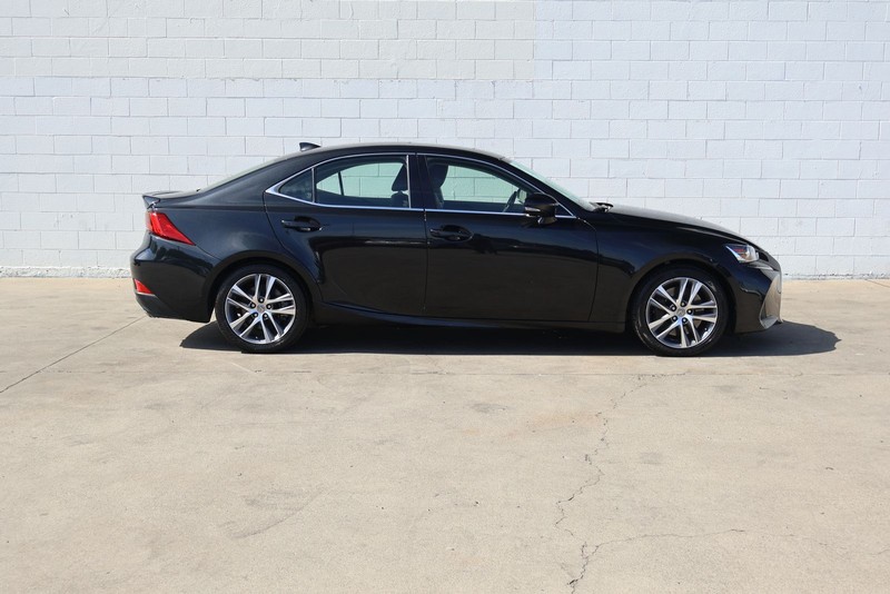 Lexus IS 300 Vehicle Full-screen Gallery Image 04