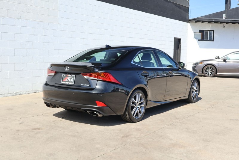 Lexus IS 300 Vehicle Full-screen Gallery Image 05