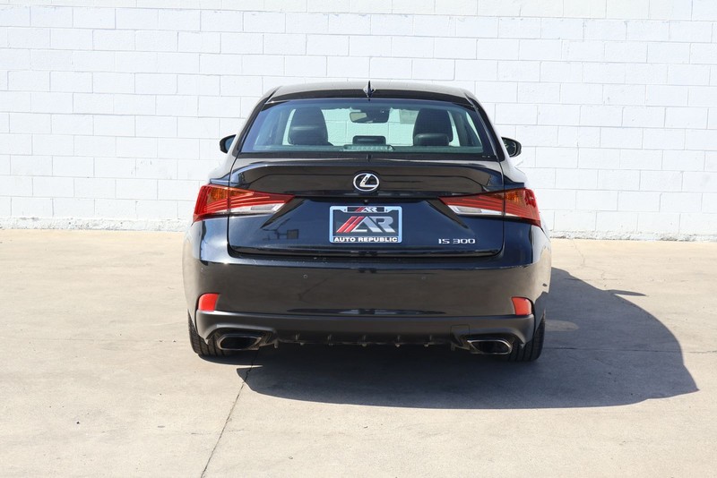 Lexus IS 300 Vehicle Full-screen Gallery Image 06