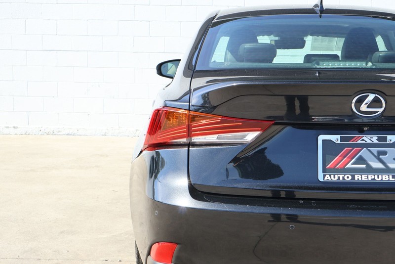 Lexus IS 300 Vehicle Full-screen Gallery Image 07