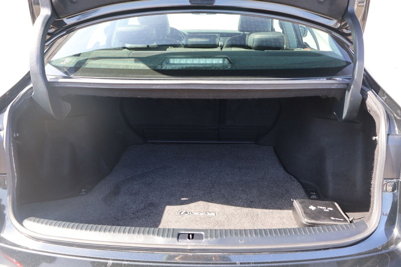 Lexus IS 300 Vehicle Full-screen Gallery Image 08