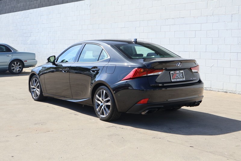 Lexus IS 300 Vehicle Full-screen Gallery Image 09