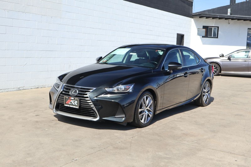 Lexus IS 300 Vehicle Full-screen Gallery Image 11