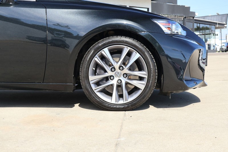 Lexus IS 300 Vehicle Full-screen Gallery Image 13