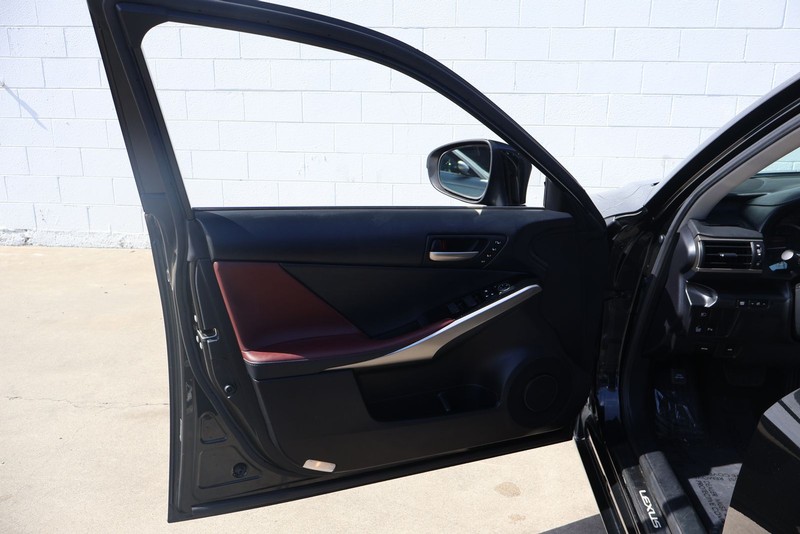 Lexus IS 300 Vehicle Full-screen Gallery Image 14