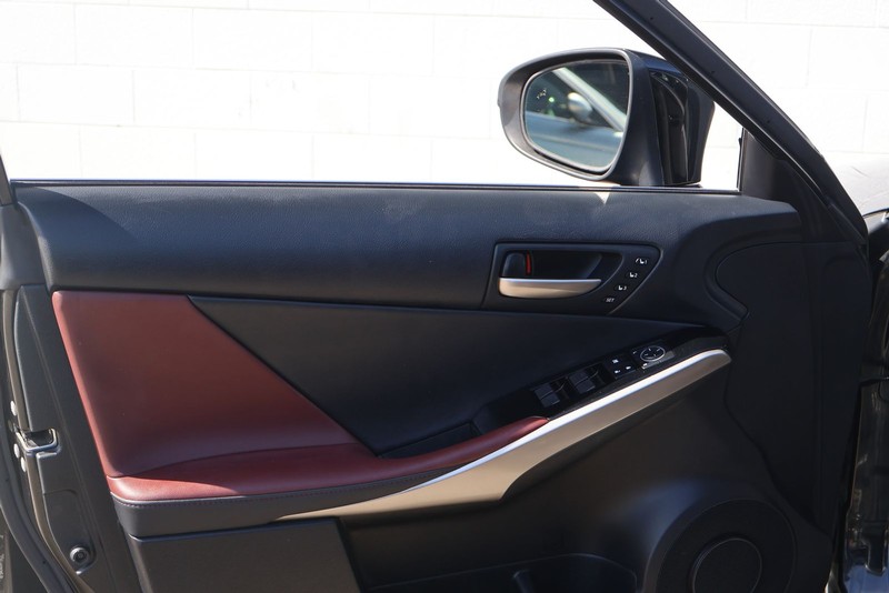 Lexus IS 300 Vehicle Full-screen Gallery Image 15