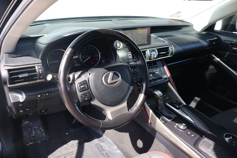 Lexus IS 300 Vehicle Full-screen Gallery Image 16