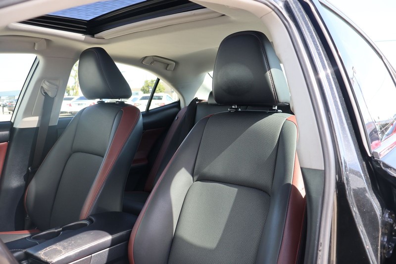 Lexus IS 300 Vehicle Full-screen Gallery Image 17