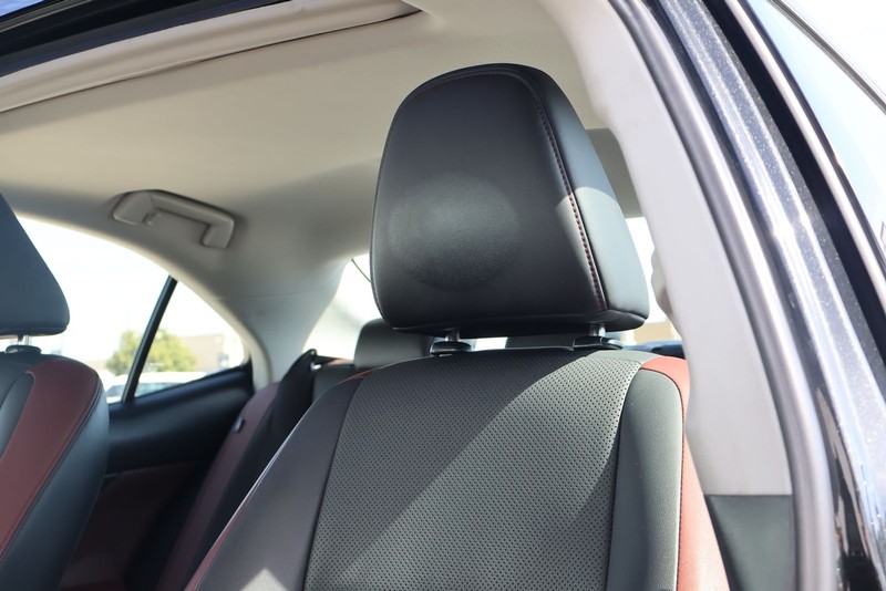 Lexus IS 300 Vehicle Full-screen Gallery Image 18