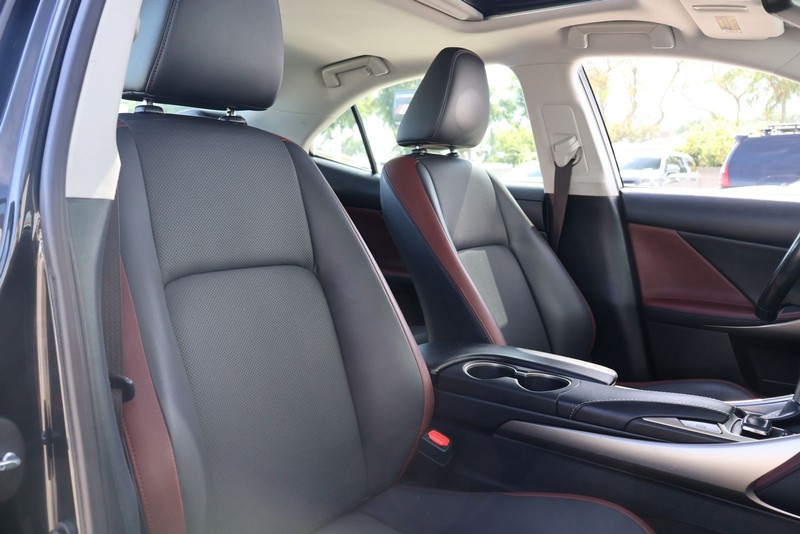 Lexus IS 300 Vehicle Full-screen Gallery Image 20