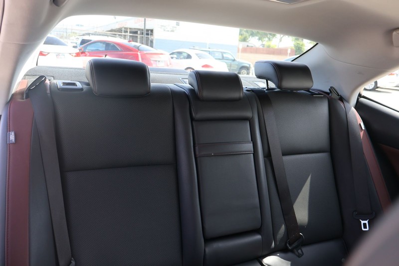 Lexus IS 300 Vehicle Full-screen Gallery Image 21