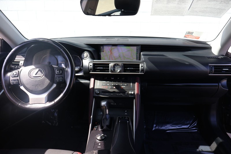 Lexus IS 300 Vehicle Full-screen Gallery Image 22