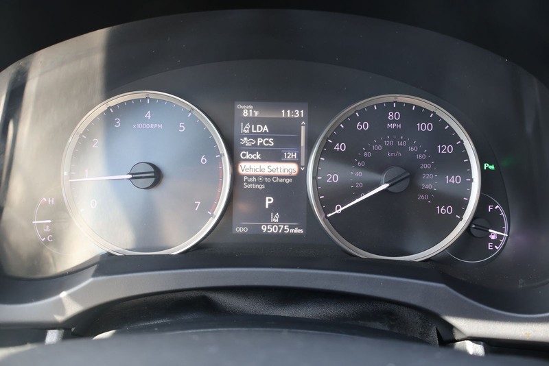 Lexus IS 300 Vehicle Full-screen Gallery Image 23