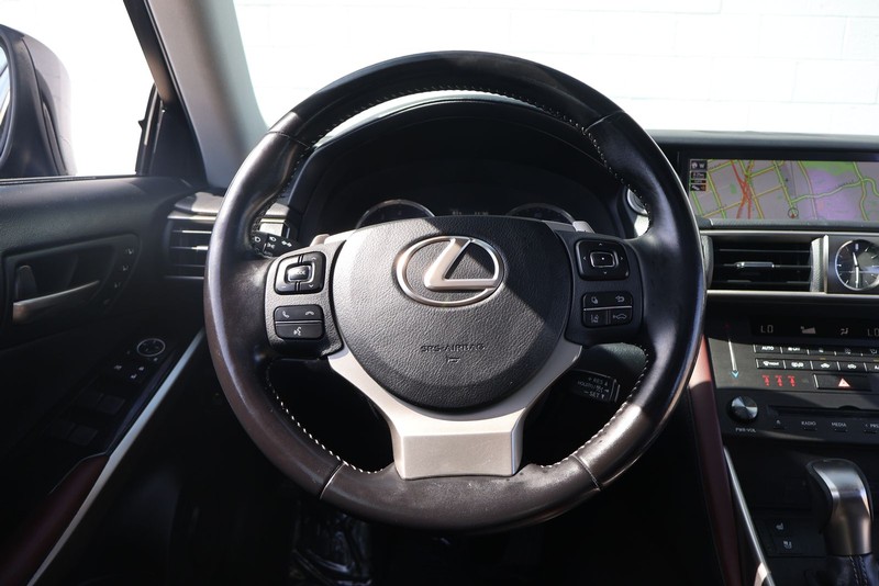 Lexus IS 300 Vehicle Full-screen Gallery Image 24