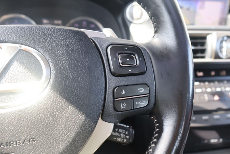 Lexus IS 300 Vehicle Full-screen Gallery Image 26