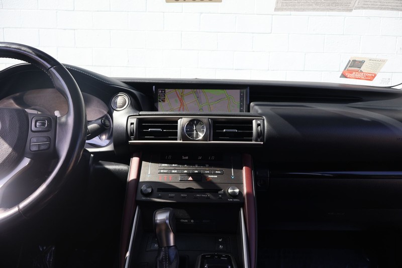 Lexus IS 300 Vehicle Full-screen Gallery Image 27