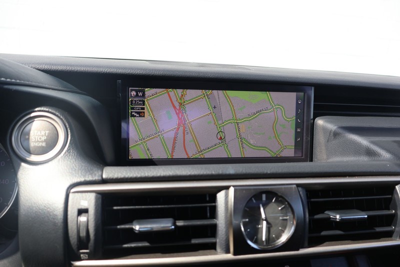 Lexus IS 300 Vehicle Full-screen Gallery Image 28