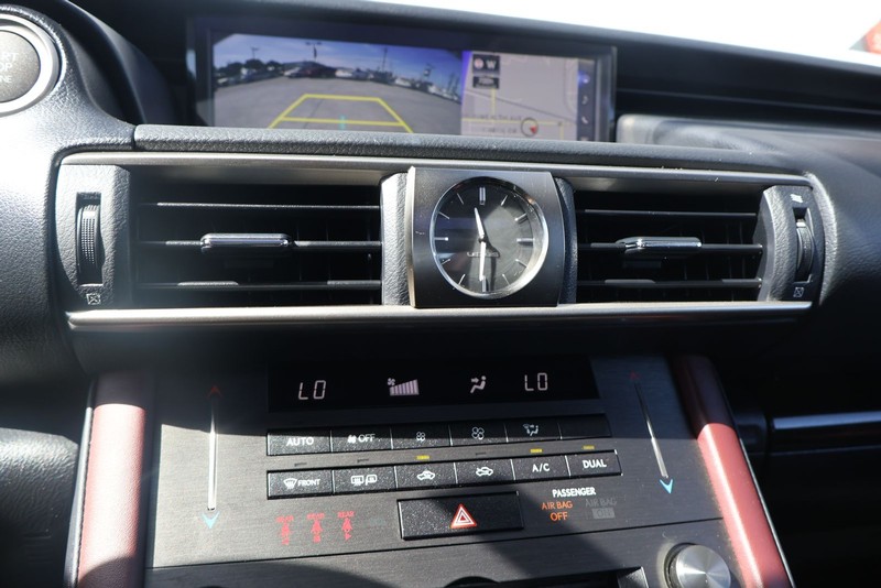 Lexus IS 300 Vehicle Full-screen Gallery Image 30