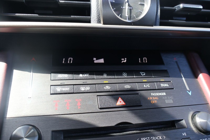 Lexus IS 300 Vehicle Full-screen Gallery Image 31