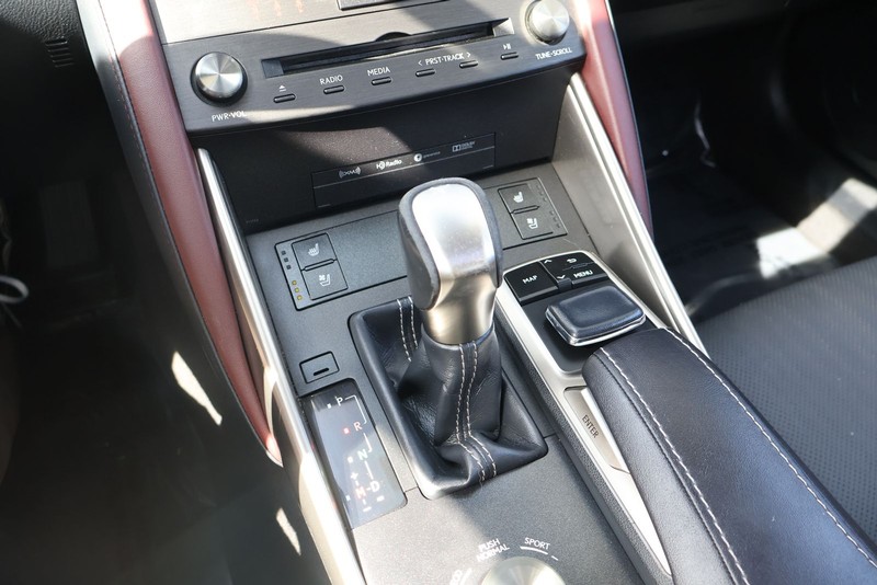 Lexus IS 300 Vehicle Full-screen Gallery Image 32