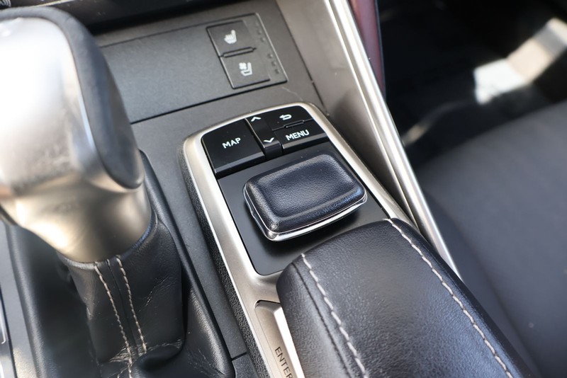 Lexus IS 300 Vehicle Full-screen Gallery Image 33