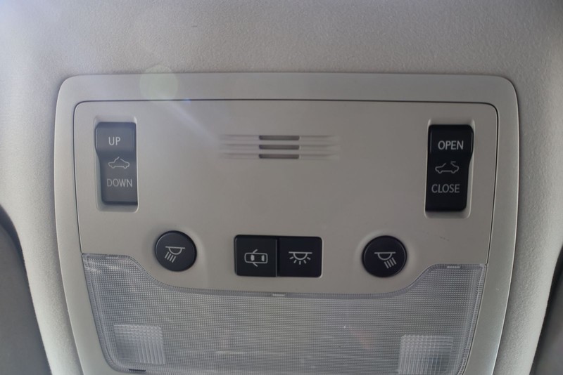 Lexus IS 300 Vehicle Full-screen Gallery Image 35