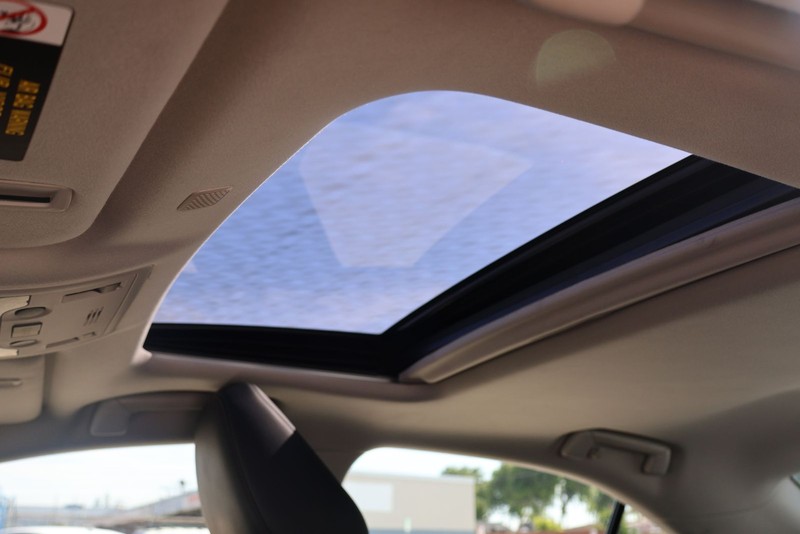 Lexus IS 300 Vehicle Full-screen Gallery Image 36