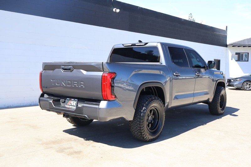 Toyota Tundra 4WD Vehicle Full-screen Gallery Image 05