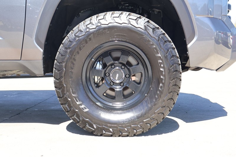 Toyota Tundra 4WD Vehicle Full-screen Gallery Image 13