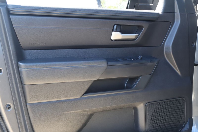 Toyota Tundra 4WD Vehicle Full-screen Gallery Image 15