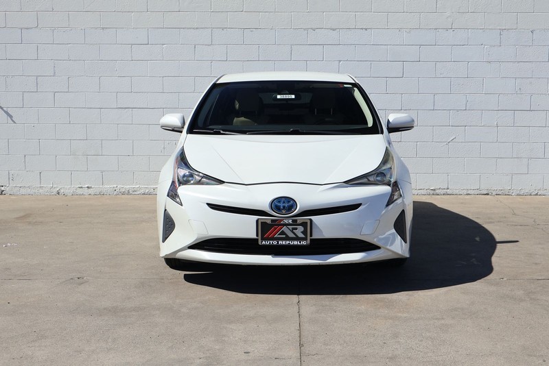 Toyota Prius Vehicle Full-screen Gallery Image 02