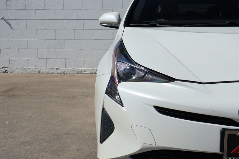 Toyota Prius Vehicle Full-screen Gallery Image 03