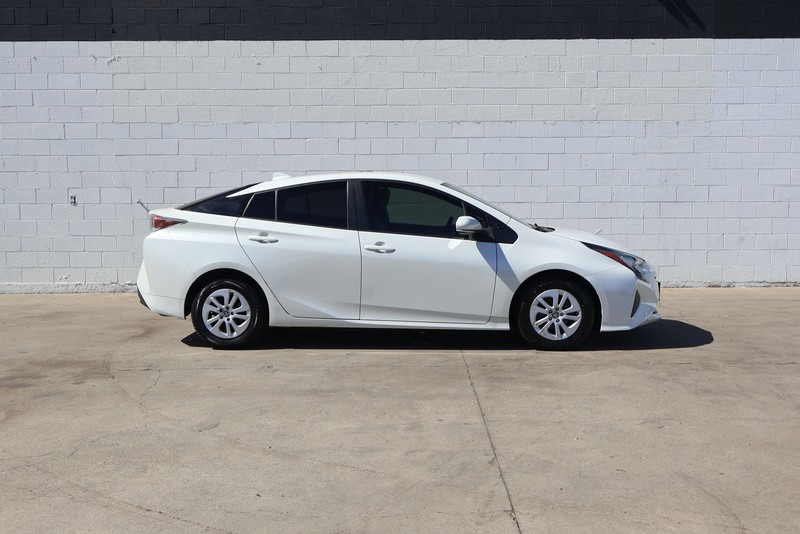 Toyota Prius Vehicle Full-screen Gallery Image 04