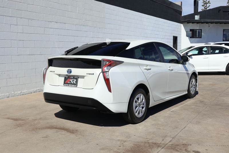 Toyota Prius Vehicle Full-screen Gallery Image 05