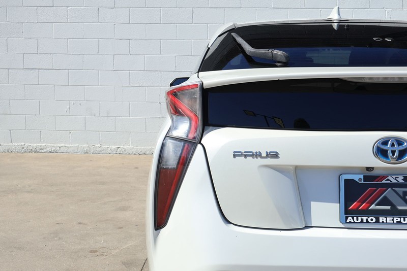 Toyota Prius Vehicle Full-screen Gallery Image 07