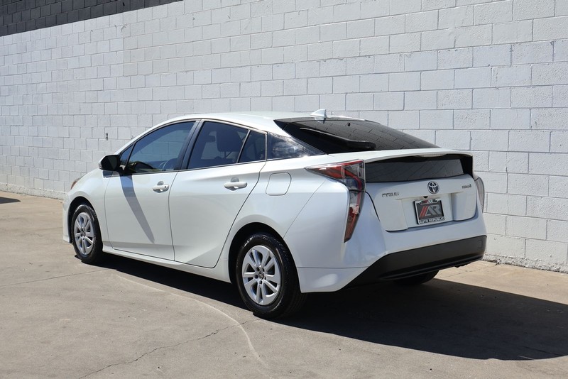 Toyota Prius Vehicle Full-screen Gallery Image 09